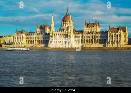 Fantastische Ausflug und Reise Ort in Budapest mit wunderschönen Uferpromenade parlamentsgebäude. Sightseeing Boot auf der Donau in Budapest, Ungarn, Stockfoto