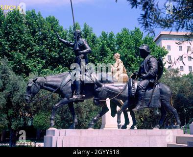 ALLE DELMONUMENTO A CERVANTES SITUADO EN PLAZA DE ESPAÑA DESDE 1960 CON MOTIVO DEL TERCER ANIVERSARIO DE LA MUERTE DEL ESCRITOR. AUTOR: COULLAUT VALERA LORENZO. Lage: España Square. MADRID. SPANIEN. QUIJADA LUIS DE. DON QUIJOTE. SANCHO PANZA. Rocinante. MIGUEL DE CERVANTES SAAVEDRA (1547-1616). Stockfoto