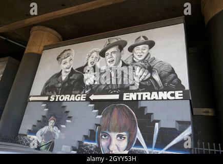 Los Angeles, Kalifornien, USA 30. September 2021 Ein allgemeiner Blick auf die Atmosphäre der Street Art Wandbild von I Love Lucy mit Lucille Ball, Vivian Vance, Desi Arnaz und William Frawley während der Coronavirus Covid-19 Pandemie am 30. September 2021 in Los Angeles, Kalifornien, USA. Foto von Barry King/Alamy Stockfoto Stockfoto