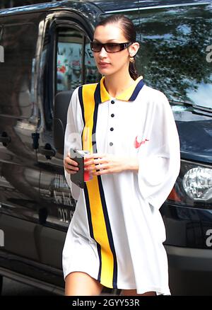 New York, NY, USA. Okt. 2021. Bella Hadid gesehen in Soho in New York City am 08. Oktober 2021. Quelle: Rw/Media Punch/Alamy Live News Stockfoto