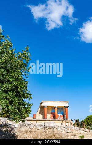 Blauer Himmel über dem Minoischen Palast von Knossos im Sommer, Heraklion, Kreta, Griechenland Stockfoto