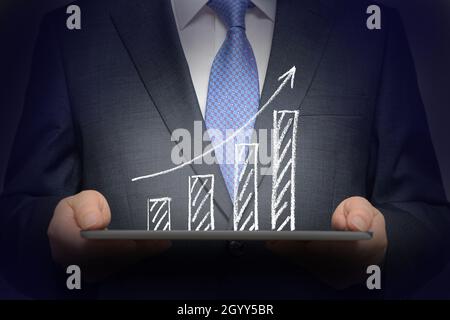 Geschäftsmann mit Wachstumsdiagramm. Hintergrund des Geschäftskonzepts Stockfoto