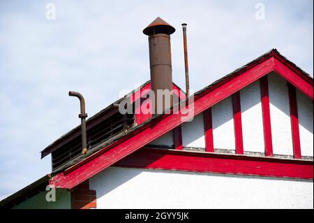 Schornstein am Schieferdach des Gebäudes Stockfoto