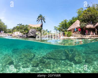 Cancun, Mexiko - 13. September 2021: Split Unterwasseransicht in Schnorchellagune im Xcaret Park am Mayan Riviera Resort. Xcaret ist ein berühmter Stockfoto