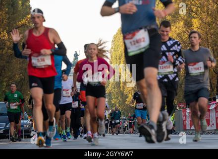 München, Deutschland. Oktober 2021. Die Teilnehmer des München-MARATHON 2021 laufen am Siegestor vorbei. Kredit: Peter Kneffel/dpa/Alamy Live Nachrichten Stockfoto