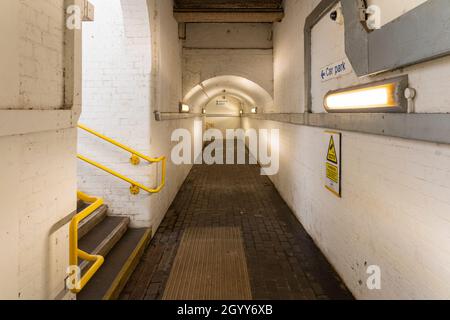 Eine U-Bahn/Unterführung mit Ziegelsteinen unter den Bahnlinien, die Zugang zu Bahnsteigen am Bahnhof Pangbourne in der englischen Grafschaft Bekshire bietet Stockfoto