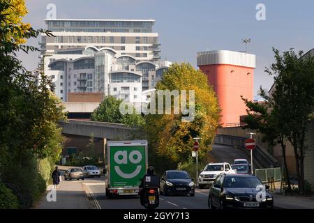 Viel Verkehr, einschließlich eines Lieferwagens für den Elektrohändler AO World, auf Alencon Link in Basingstoke, Großbritannien. Thema: Erholung nach der Pandemie Stockfoto