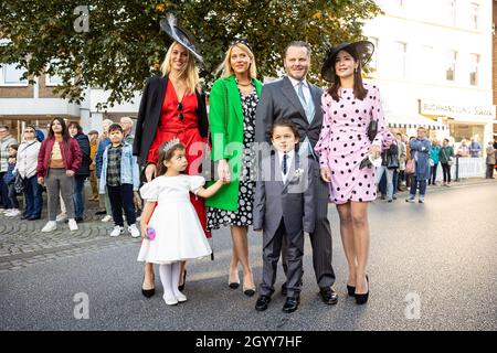 09. Oktober 2021, Niedersachsen, Bückeburg: Charles Graf von Faber-Castell kommt mit seiner Frau Melissa (r), ihren beiden Kindern Carla und Leonhard und seinen Schwestern Victoria Gräfin von Faber-Castell (l) und Sarah Gräfin von Faber-Castell zur Kirchenhochzeit von Prinz Alexander zu Schaumburg-Lippe und Prinzessin Mahkameh in der Stadtkirche von Bückerburg an. Foto: Moritz Frankenberg/dpa Stockfoto