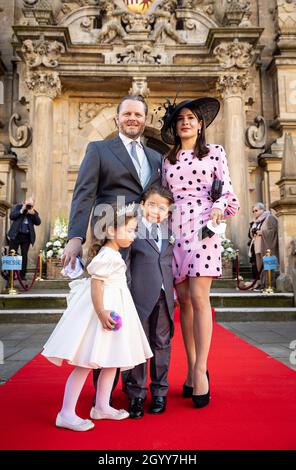 09. Oktober 2021, Niedersachsen, Bückeburg: Charles Graf von Faber-Castell kommt mit seiner Frau Melissa und ihren beiden Kindern Carla und Leonhard zur Kirchenhochzeit von Prinz Alexander zu Schaumburg-Lippe und Prinzessin Mahkameh in die Bückerburger Stadtkirche. Foto: Moritz Frankenberg/dpa Stockfoto