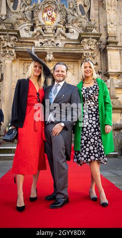 09. Oktober 2021, Niedersachsen, Bückeburg: Karl Graf von Faber-Castell steht mit seinen Schwestern Victoria Gräfin von Faber-Castell (l.) und Sarah Gräfin von Faber-Castell vor der Kirchenhochzeit von Prinz Alexander zu Schaumburg-Lippe und Prinzessin Mahkameh vor der Stadtkirche von Bückerburg. Foto: Moritz Frankenberg/dpa Stockfoto