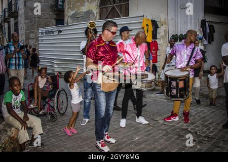 HAVANNA, KUBA - 11. Aug 2017: Eine Gruppe von Musikern und Tänzern in der Straße von Havanna, Kuba Stockfoto