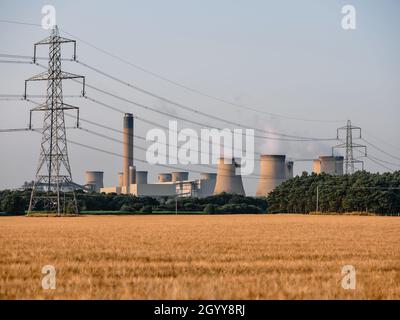 Drax-Kraftwerk ein großes Biomassekraftwerk in North Yorkshire, England und Strommasten, die an das National Grid UK angeschlossen sind. Stockfoto