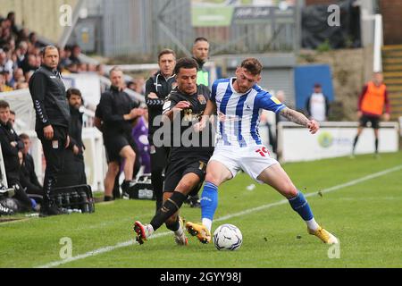 HARTLEPOOL, GROSSBRITANNIEN. OKT. Hartlepots Jordan Crook hält Northamptons Shaun McWilliams während des Sky Bet League 2-Spiels zwischen Hartlepool United und Northampton Town im Victoria Park, Hartlepool, am Samstag, 9. Oktober 2021. (Kredit: Harry Cook | MI News) Kredit: MI Nachrichten & Sport /Alamy Live News Stockfoto