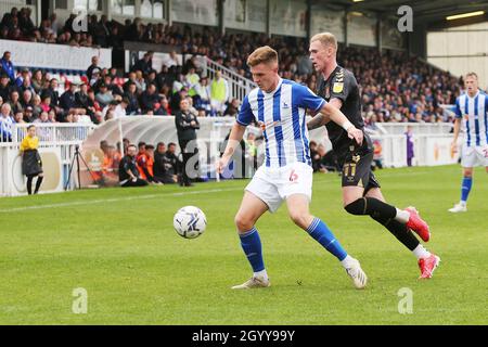 HARTLEPOOL, GROSSBRITANNIEN. OKT. Hartlepools Mark Shelton schützt den Ball vor Northamptons Mitch Pinnock während des Sky Bet League 2-Spiels zwischen Hartlepool United und Northampton Town im Victoria Park, Hartlepool, am Samstag, 9. Oktober 2021. (Kredit: Harry Cook | MI News) Kredit: MI Nachrichten & Sport /Alamy Live News Stockfoto