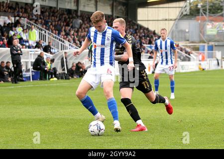 HARTLEPOOL, GROSSBRITANNIEN. OKT. Hartlepools Mark Shelton schützt den Ball vor Northamptons Mitch Pinnock während des Sky Bet League 2-Spiels zwischen Hartlepool United und Northampton Town im Victoria Park, Hartlepool, am Samstag, 9. Oktober 2021. (Kredit: Harry Cook | MI News) Kredit: MI Nachrichten & Sport /Alamy Live News Stockfoto