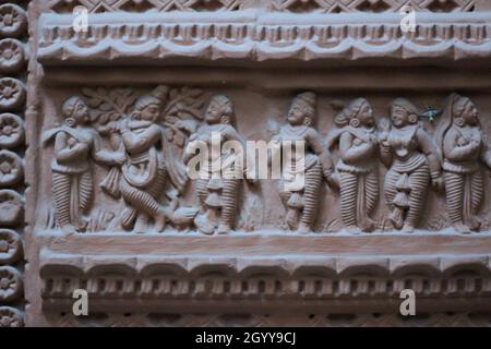 Ein Blick auf die Indische Architektur Schnitzereien an Tempeln aus rotem Sandstein, in denen der indische Lord Krishna zusammen mit Radha und anderen Gopis Flöte spielt. (Foto von Shikha Arya/Pacific Press) Stockfoto