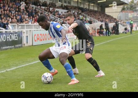 HARTLEPOOL, GROSSBRITANNIEN. OKT. Hartlepools Zaine Francis-Angol schützt den Ball vor Northamptons Aaron McGowan während des Sky Bet League 2-Spiels zwischen Hartlepool United und Northampton Town im Victoria Park, Hartlepool, am Samstag, 9. Oktober 2021. (Kredit: Harry Cook | MI News) Kredit: MI Nachrichten & Sport /Alamy Live News Stockfoto