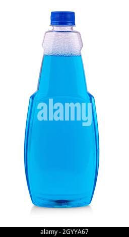 Blaue Flasche mit hausgemachten Chemikalien isoliert auf weißem Hintergrund Stockfoto