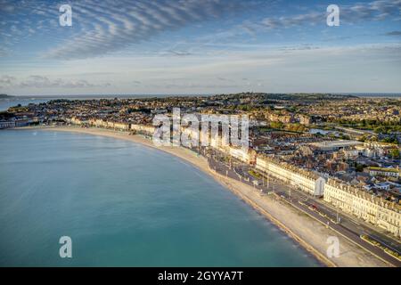 Luftaufnahme von Weymouth Beach und Seafront entlang der Esplanade dieses beliebten englischen Seebades in Dorset. Stockfoto