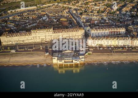 Der Weymouth Art Deco Pier Bandstand liegt am Strand in diesem beliebten Badeort. Luftaufnahme. Stockfoto