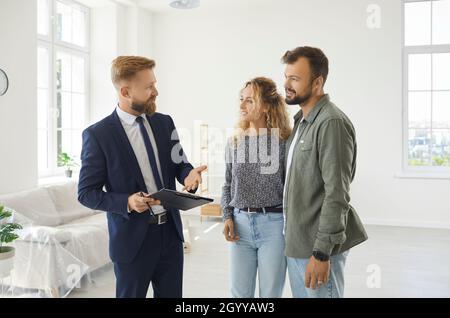 Paar Kauf neues Haus und im Gespräch mit Immobilienmakler vor der Unterzeichnung Vertrag Stockfoto