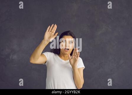 Verängstigte Latino-Frau erschreckt durch unerwartete Sache Stockfoto