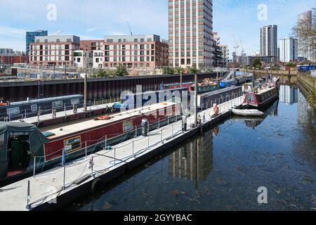 Drei Mühlen Wohn Liegeplätze auf drei Mühlen Wand Fluss Weir, London England Vereinigtes Königreich UK Stockfoto