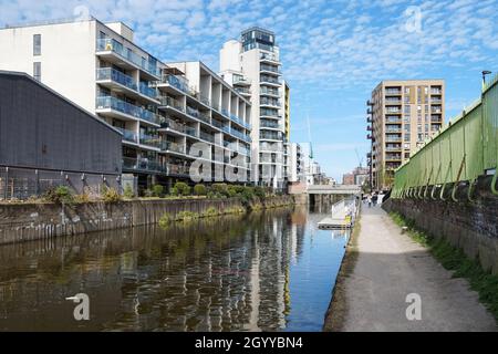 Moderne Wohngebäude am Limehouse Cut Kanal in London, England, Großbritannien Stockfoto