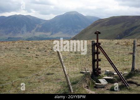 Die Wainwrights 'Whiteside' und 'Grasmoor' vom Zaun auf dem Gipfel des 'Burnbank Fell' Lake District National Park, Cumbria, England, Großbritannien. Stockfoto