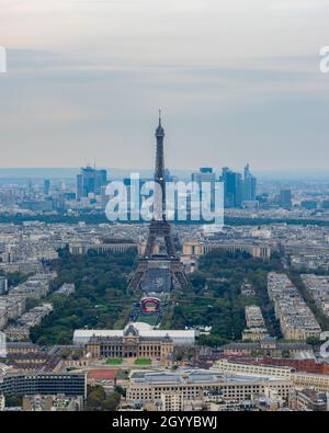Der Eiffelturm wurde von der Spitze des Montparnasse-Turms aus geschossen Stockfoto