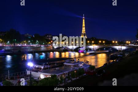 Der Eiffelturm III nach Sonnenuntergang, aufgenommen von der Pont Alexandre III Stockfoto