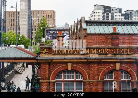 Birmingham, England - Juli 2021: Außenansicht des alten Bahnhofs Birmingham Moor Street im Stadtzentrum. Stockfoto