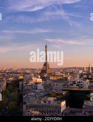 Panoramablick auf Paris, aufgenommen vom Triumphbogen Stockfoto