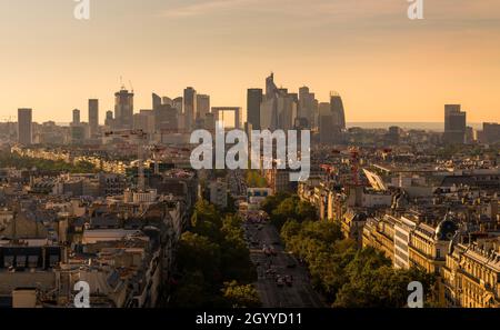 Panoramablick auf La Defense, aufgenommen vom Triumphbogen Stockfoto