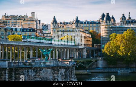 Die Pariser U-Bahn, die an der Bir-Hakeim-Brücke vorbeifährt Stockfoto