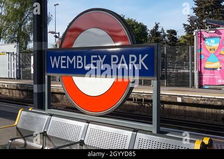 U-Bahn-Station Wembley Park, U-Bahn-Station Roundel-Schild London England Vereinigtes Königreich Stockfoto