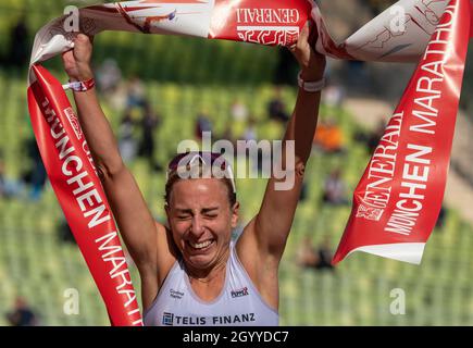 München, Deutschland. Oktober 2021. Corinna Harrer ist die erste Frau, die beim Münchner Marathon 2021 im Olympiastadion die Ziellinie überquert hat. Der ehemalige Mittelstreckenspezialist lief in 2:43:11 Stunden die Strecke zwischen dem Olympiastadion und dem Englischen Garten. Kredit: Peter Kneffel/dpa/Alamy Live Nachrichten Stockfoto