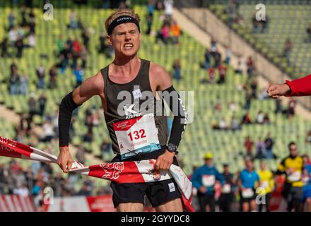 München, Deutschland. Oktober 2021. Alexander Hirschhäuser überquert beim Münchner Marathon 2021 als erster die Ziellinie im Olympiastadion. Hirschhäuser lief in 2:18:38 Stunden bei kalten Temperaturen knapp über dem Gefrierpunkt zum Titel. Kredit: Peter Kneffel/dpa/Alamy Live Nachrichten Stockfoto