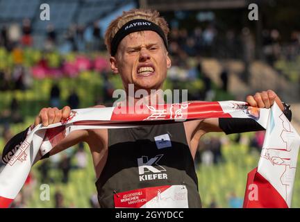 München, Deutschland. Oktober 2021. Alexander Hirschhäuser überquert beim Münchner Marathon 2021 als erster die Ziellinie im Olympiastadion. Hirschhäuser lief in 2:18:38 Stunden bei kalten Temperaturen knapp über dem Gefrierpunkt zum Titel. Kredit: Peter Kneffel/dpa/Alamy Live Nachrichten Stockfoto