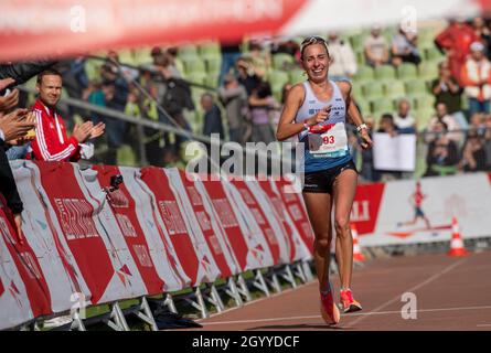 München, Deutschland. Oktober 2021. Corinna Harrer ist die erste Frau, die beim Münchner Marathon 2021 im Olympiastadion die Ziellinie überquert hat. Der ehemalige Mittelstreckenspezialist Harrer lief in 2:43:11 Stunden die Strecke zwischen dem Olympiastadion und dem Englischen Garten. Kredit: Peter Kneffel/dpa/Alamy Live Nachrichten Stockfoto