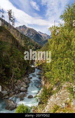 Der Gebirgsfluss fließt durch die Schlucht. Herbst im Kaukasus Stockfoto