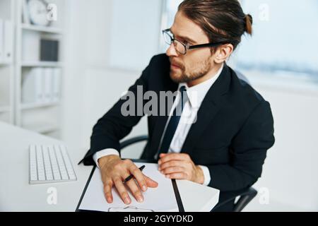 Geschäftsmann dokumentiert in der Hand Kommunikation per Telefon Lifestyle Stockfoto
