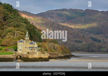 The Clock House am Ufer der Afon Mawddach, Abermaw / Barmouth, Gwynedd, Wales, Großbritannien Stockfoto