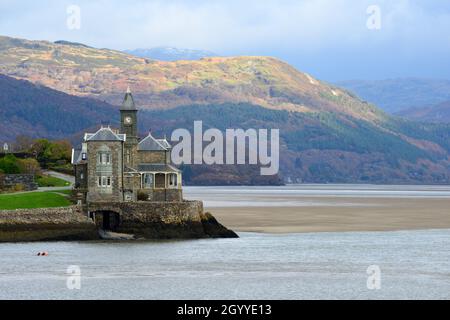 The Clock House am Ufer der Afon Mawddach, Abermaw / Barmouth, Gwynedd, Wales, Großbritannien Stockfoto