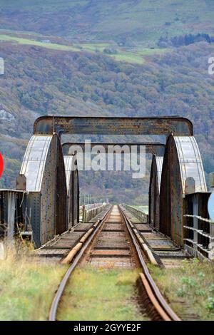 Die Eisenbahnbrücke über die Afon Mawddach in Abermaw / Barmouth, Gwnedd, Wales, Großbritannien Stockfoto