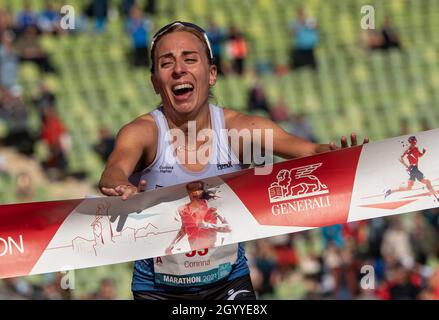 München, Deutschland. Oktober 2021. Corinna Harrer ist die erste Frau, die beim Münchner Marathon 2021 im Olympiastadion die Ziellinie überquert hat. Der ehemalige Mittelstreckenspezialist lief in 2:43:11 Stunden die Strecke zwischen dem Olympiastadion und dem Englischen Garten. Kredit: Peter Kneffel/dpa/Alamy Live Nachrichten Stockfoto