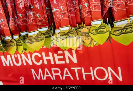 München, Deutschland. Oktober 2021. Die Medaillen für die Teilnehmer des Münchner Marathon 2021 hängen nebeneinander an der Ziellinie im Olympiastadion. Kredit: Peter Kneffel/dpa/Alamy Live Nachrichten Stockfoto