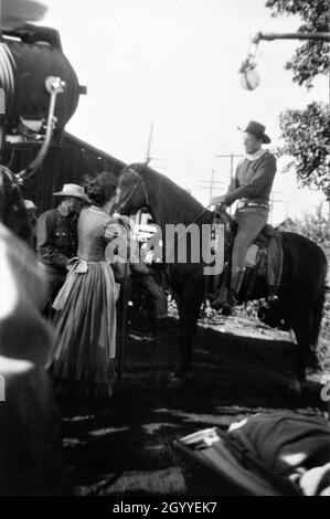 Momentaufnahme von JOEL McCrea und MAUDIE PRICKETT am Drehort offen im Herbst/Herbst 1948 während der Dreharbeiten in Durango auf DEM GEBIET VON COLORADO 1949 Regisseur RAOUL WALSH Drehbuch John Twist und Edmund H. North nach dem Roman High Sierra von W.R. Burnett Warner Bros Stockfoto