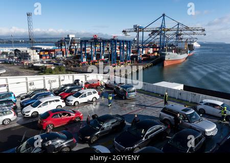 Autos, die auf dem Deck der MS Stena Edda im Belfast Port Northern Ireland für eine Tagesüberfahrt nach Liverpool Birkenhead geparkt werden Stockfoto