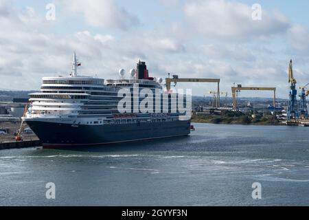 Das Cunard Queen Elizabeth-Kreuzschiff dockte am Belfast Port Nordirland an Stockfoto